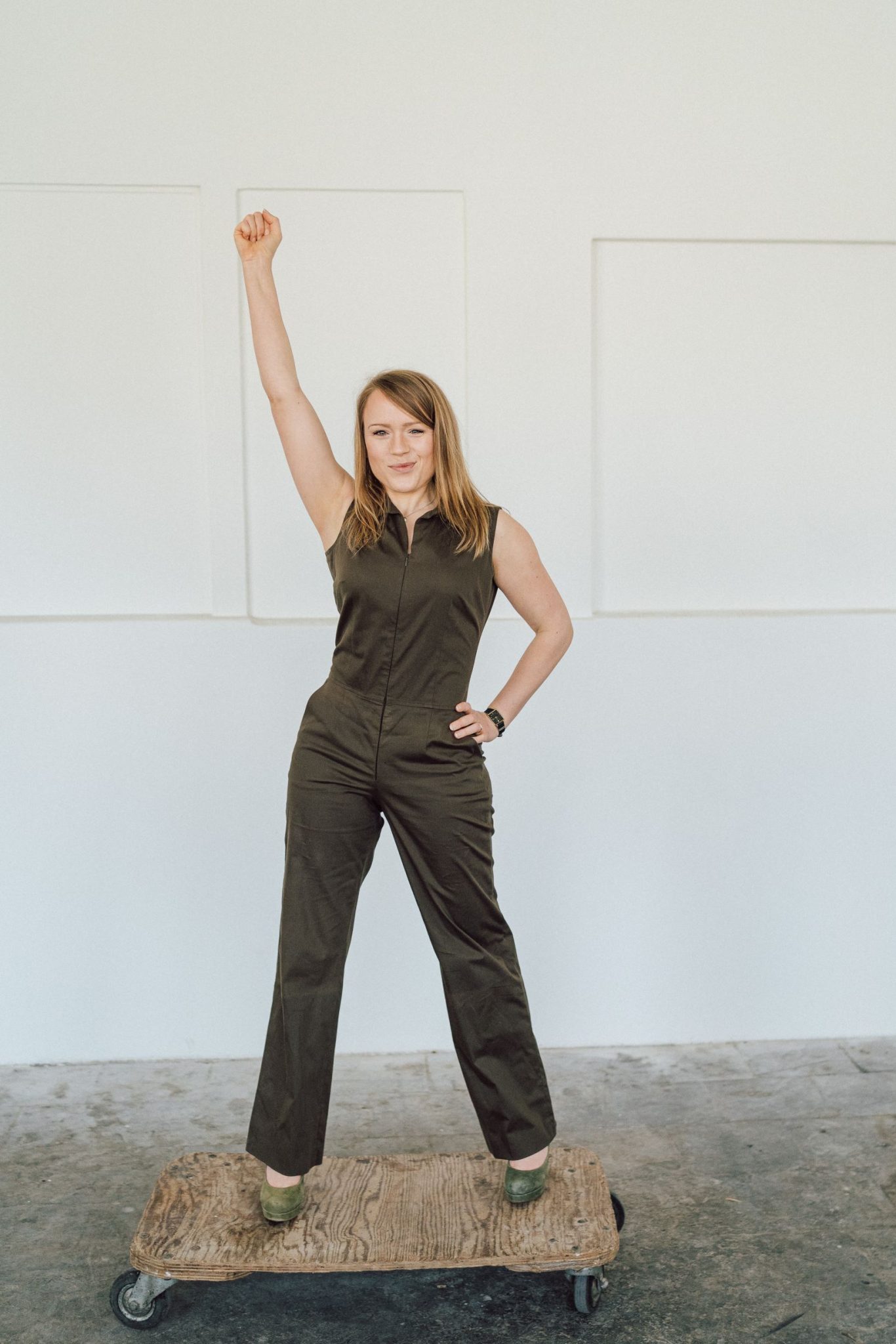 Freier Redner Helena Bonnacker Köln grüner Jumpsuite starke Pose