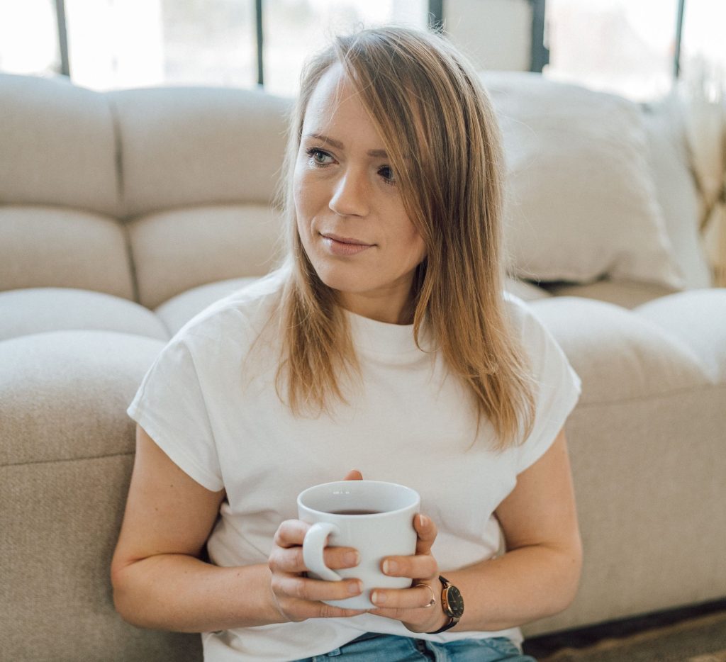 Freier Redner Helena Bonnacker Frau sitzend mit Teetasse